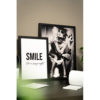 Poster - Vrouw op toilet zwart-wit - Afbeelding 2