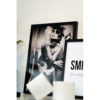 Poster - Vrouw op toilet zwart-wit - Afbeelding 3