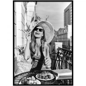 Poster - Vrouw op balkon zwart-wit
