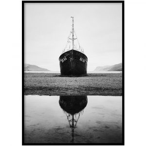 Poster - Aangespoeld schip zwart-wit