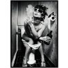 Poster - Vrouw op toilet zwart-wit
